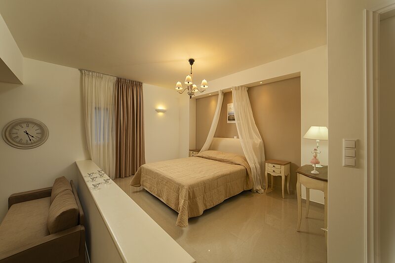 Doubles — Room 09 — Deluxe • King size bed