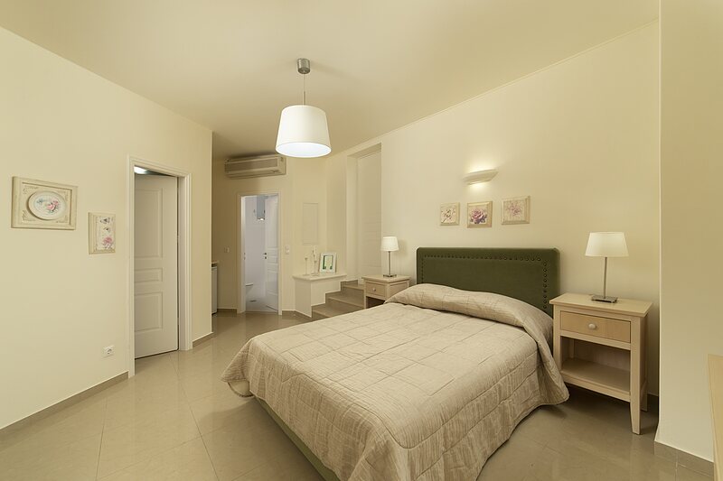 Doubles — Room 11 — Standard • King size bed