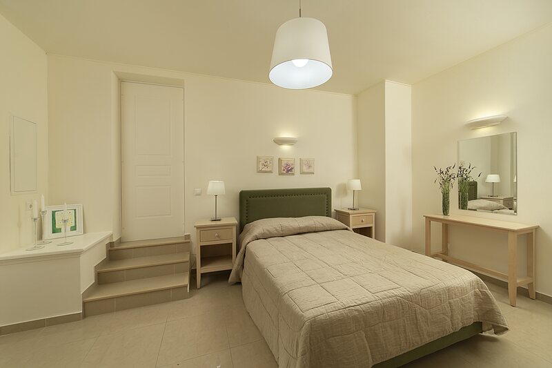 Doubles — Room 11 — Standard • King size bed