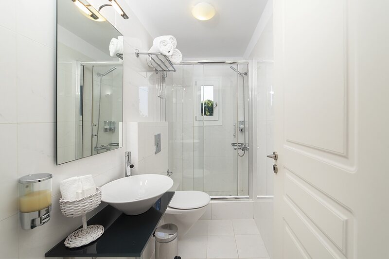 Doubles — Room 22 — Deluxe • King size bed