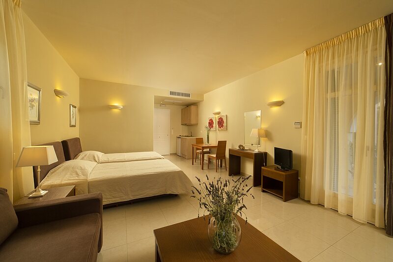 Doubles — Room 24 — Deluxe • Twin beds