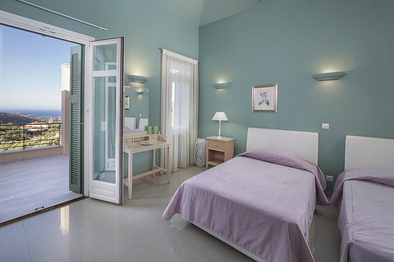 Doubles — Room 32 — Deluxe • Twin beds