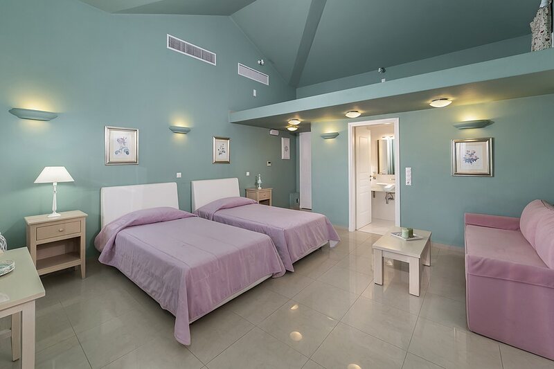 Doubles — Room 32 — Deluxe • Twin beds