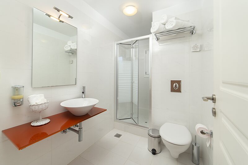 Doubles — Room 33 — Deluxe • King size bed
