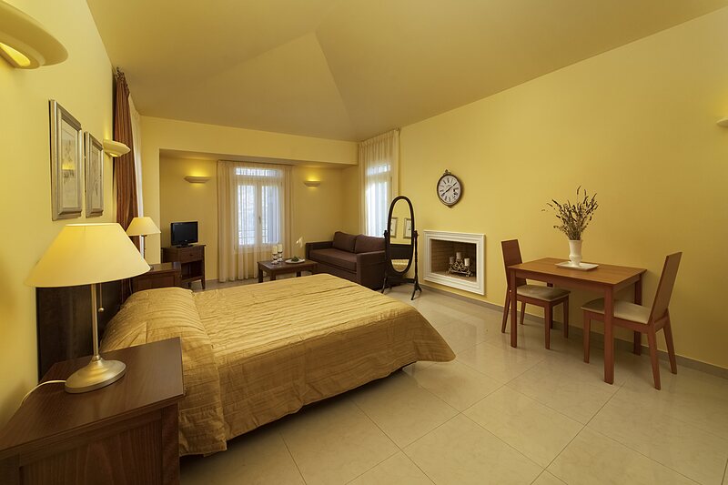 Doubles — Room 34 — Deluxe • King size bed