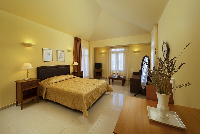 Doubles — Room 34 — Deluxe • King size bed