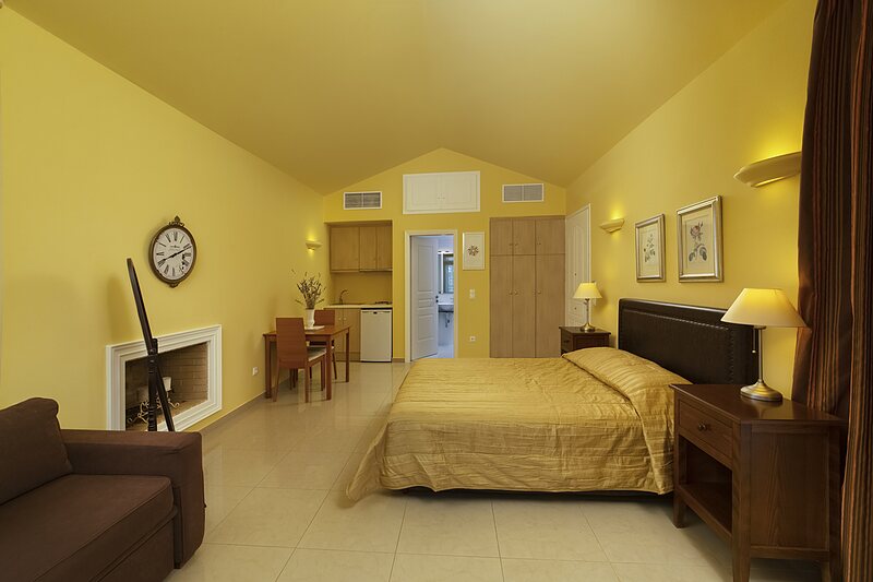Doubles — Room 34 — Deluxe • King size bed