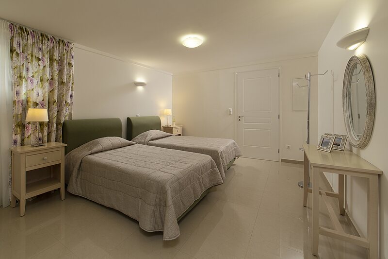 Suites — Suite 10 — Studio • King size + 2 singles · Accessible