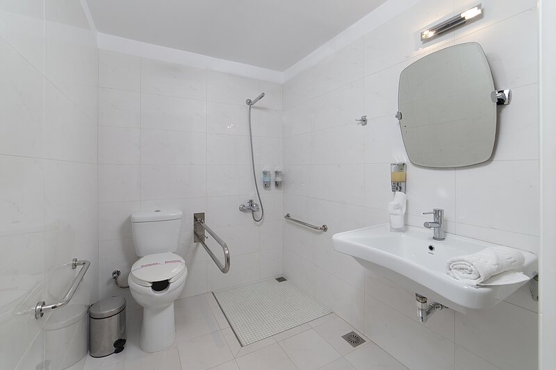 Suites — Suite 10 — Studio • King size + 2 singles · Accessible