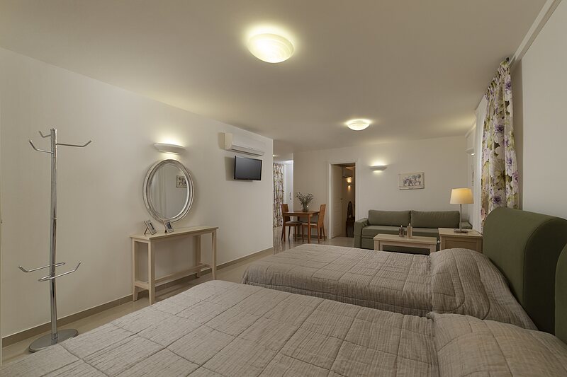 Suites — Suite 10 — Studio • King size + 2 singles · Accessible
