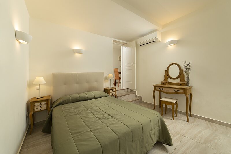 Suites — Suite 10 — Studio • King size + 2 singles · Accessible