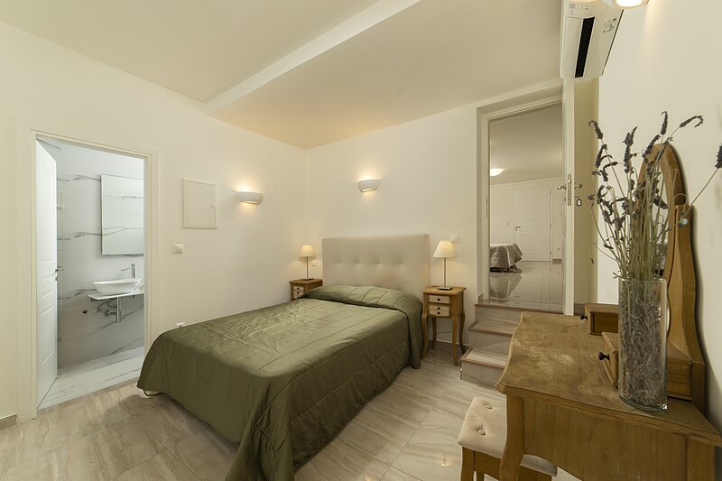 Suites — Suite 10 — Studio • King size + 2 singles · Accessible