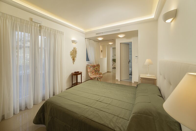 Suites — Suite 12 — Deluxe Suite • King size + 2 singles