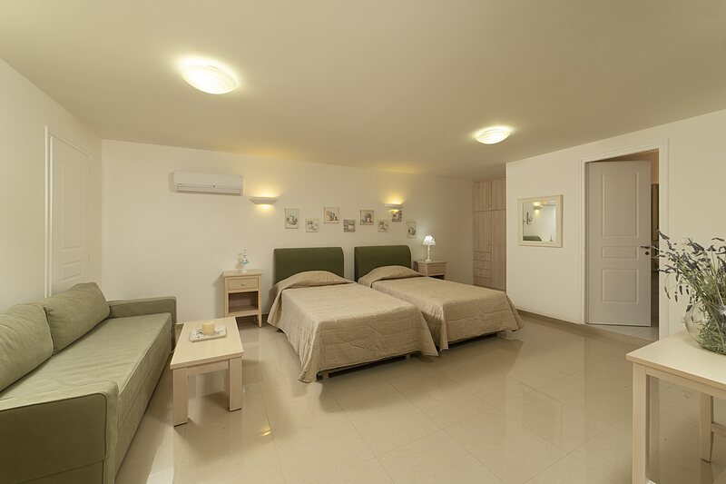 Suites — Suite 12 — Deluxe Suite • King size + 2 singles