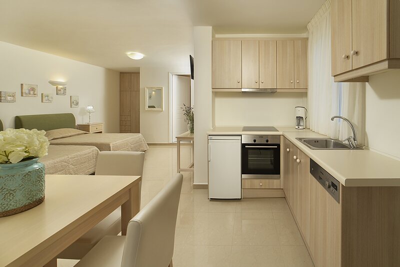 Suites — Suite 12 — Deluxe Suite • King size + 2 singles